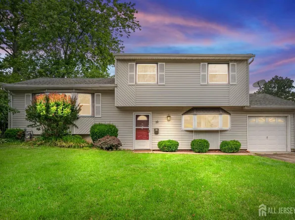 10 Denman Dr, Fords, NJ 08863