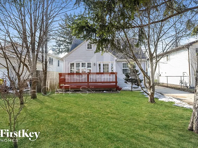 1102 Shoreland Ct — Photo 1