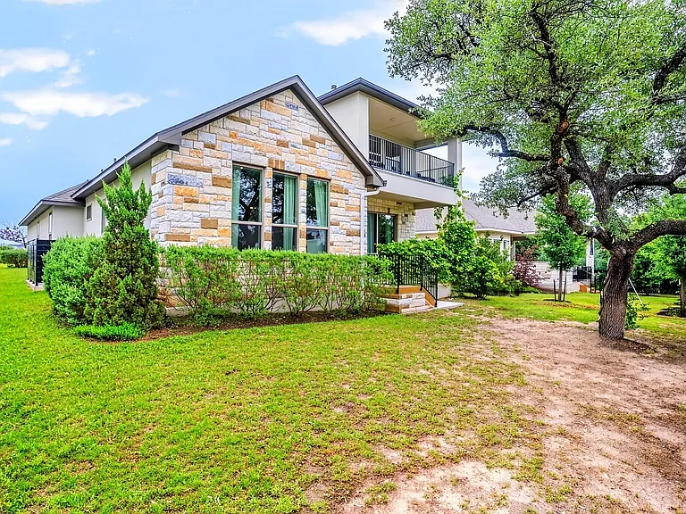 402 Gulfton St — Photo 31