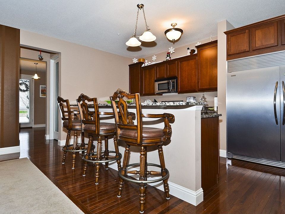 Custom kitchen, granite, SS appliances