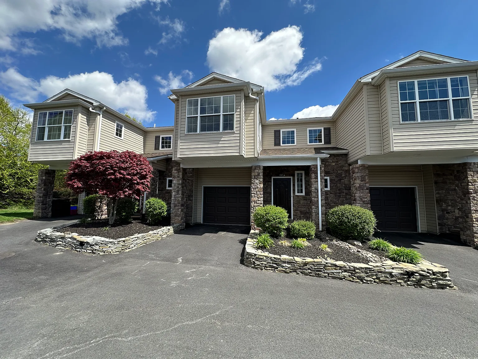 3 bed, 2.5 bath, 2500 sqft, $2,500 — Photo 2