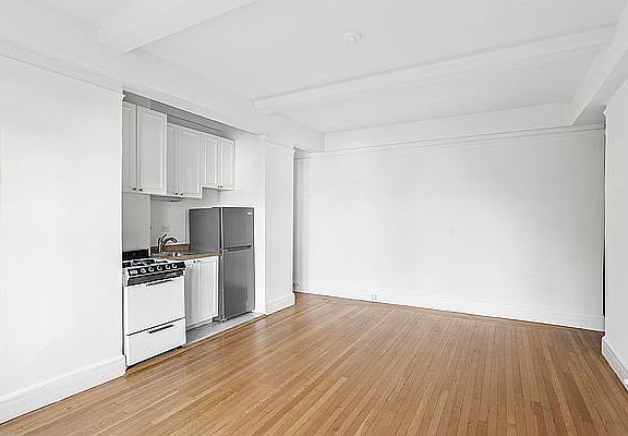 4th image of 157 E 72nd St APT 6C