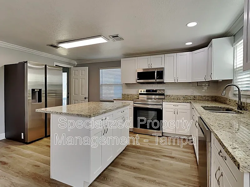 3 bed, 2.0 bath, 1152 sqft, $2,099 — Photo 2