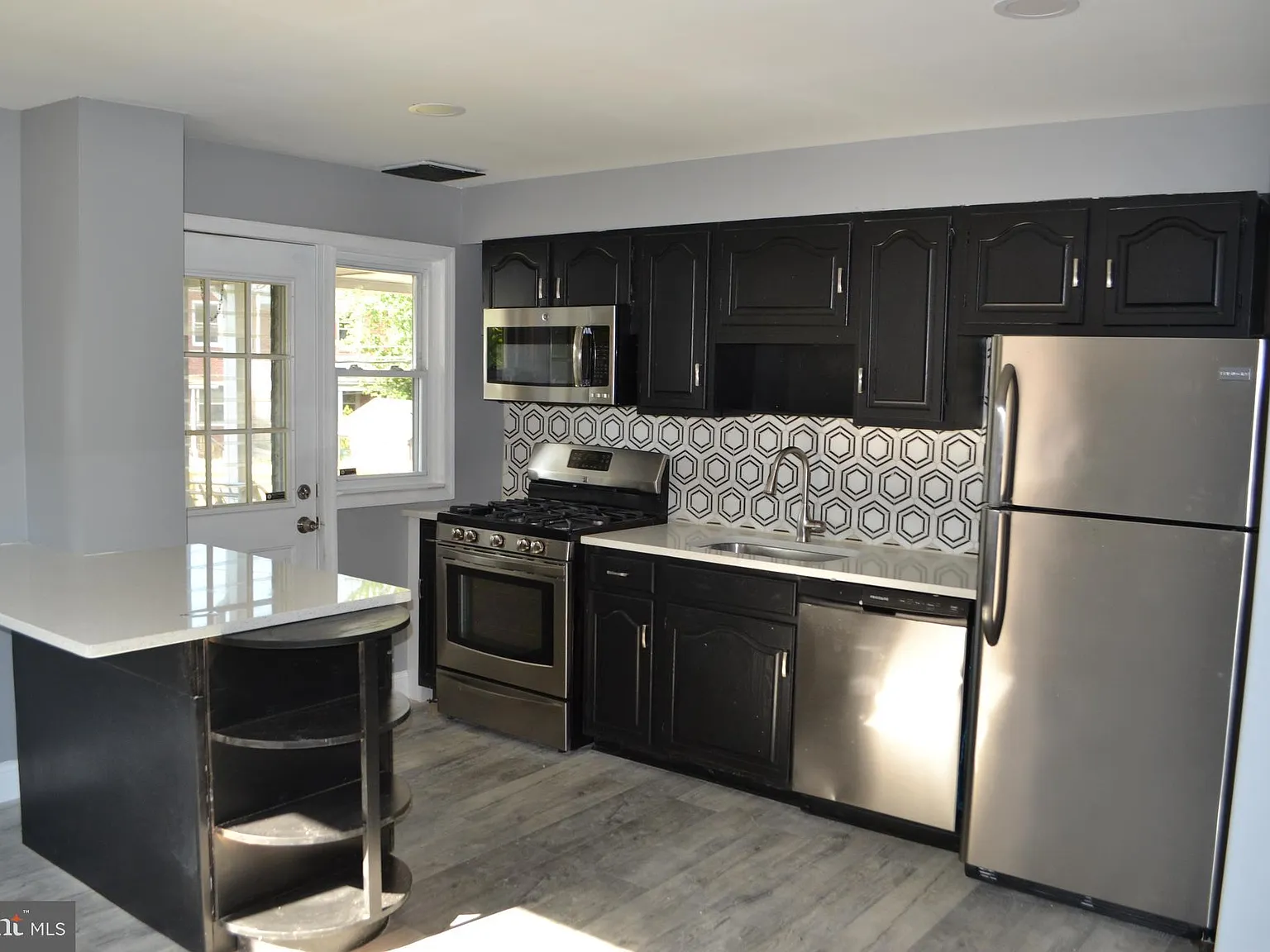 3 bed, 1606 sqft, $1,995 — Photo 2