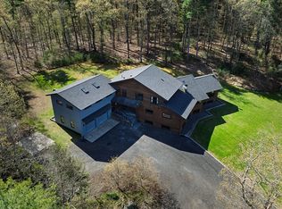 555 Coles Meadow Rd, Northampton, MA 01060
