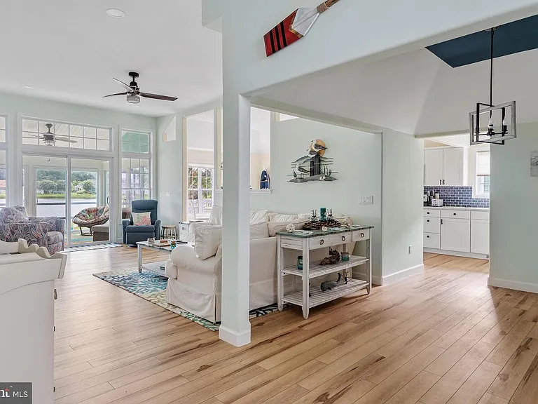 298 Lakeside Dr — Photo 4