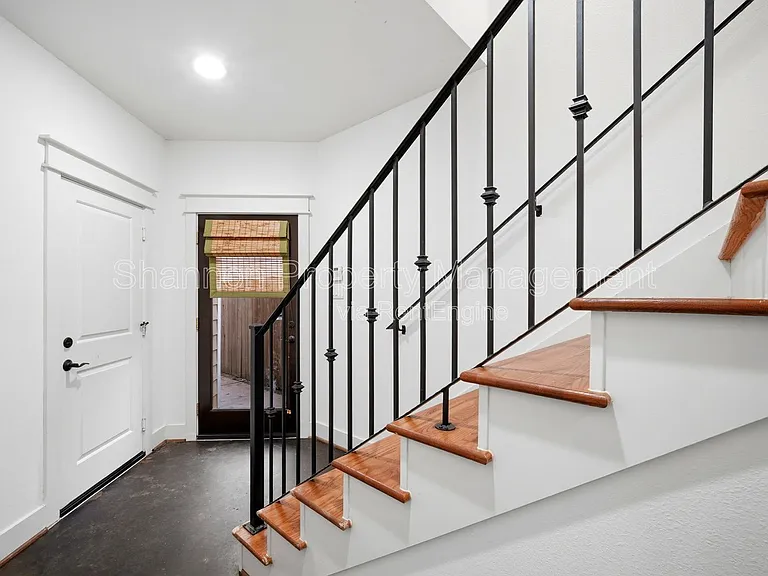 2323 Sperber Ln — Photo 9