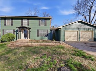 806 Galveston Dr, Liberty, MO 64068