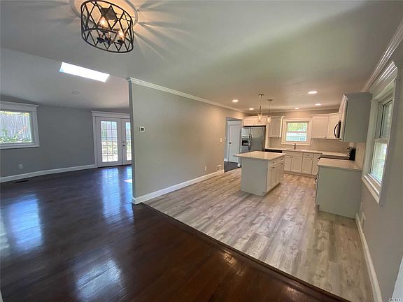 4th image of 32 N Suffolk Dr
