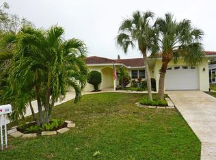 239 Island Cir, Sarasota, FL 34242