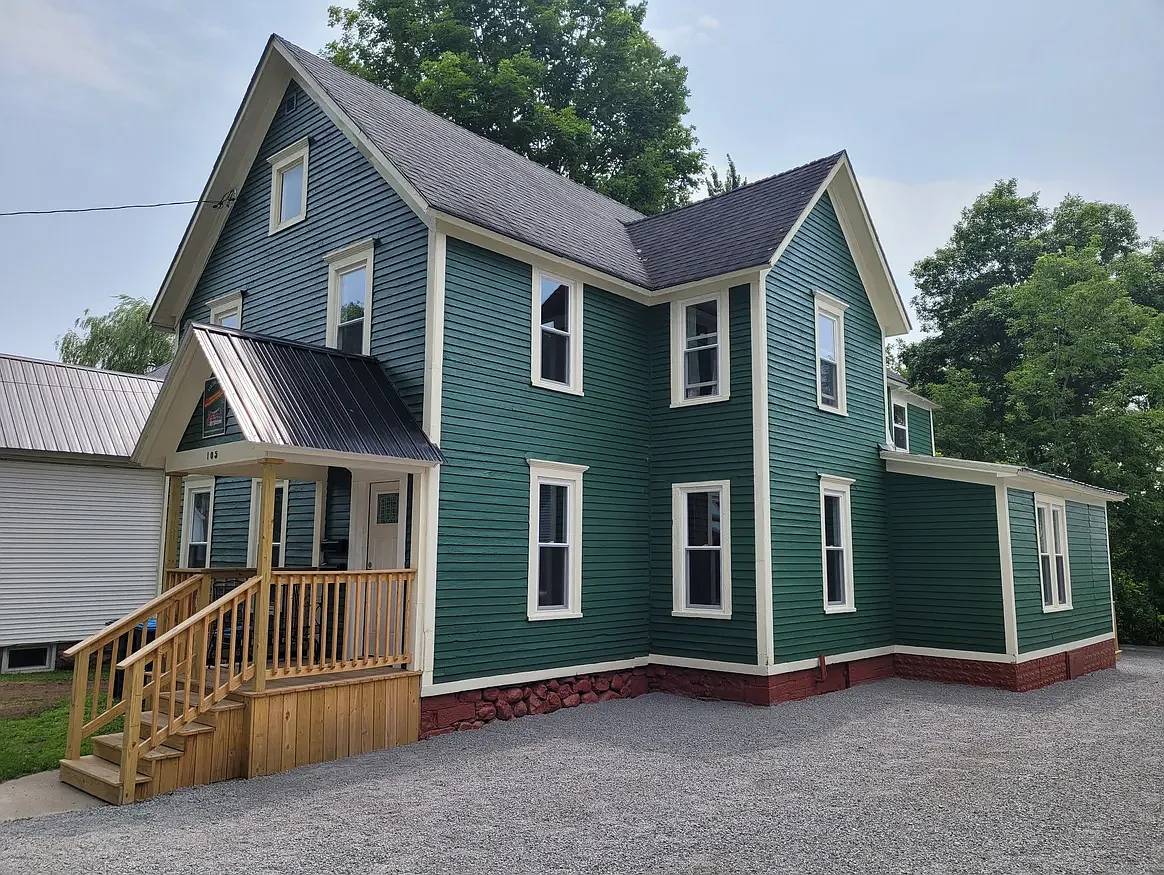 6 bed, 2896 sqft, $533 — Photo 1