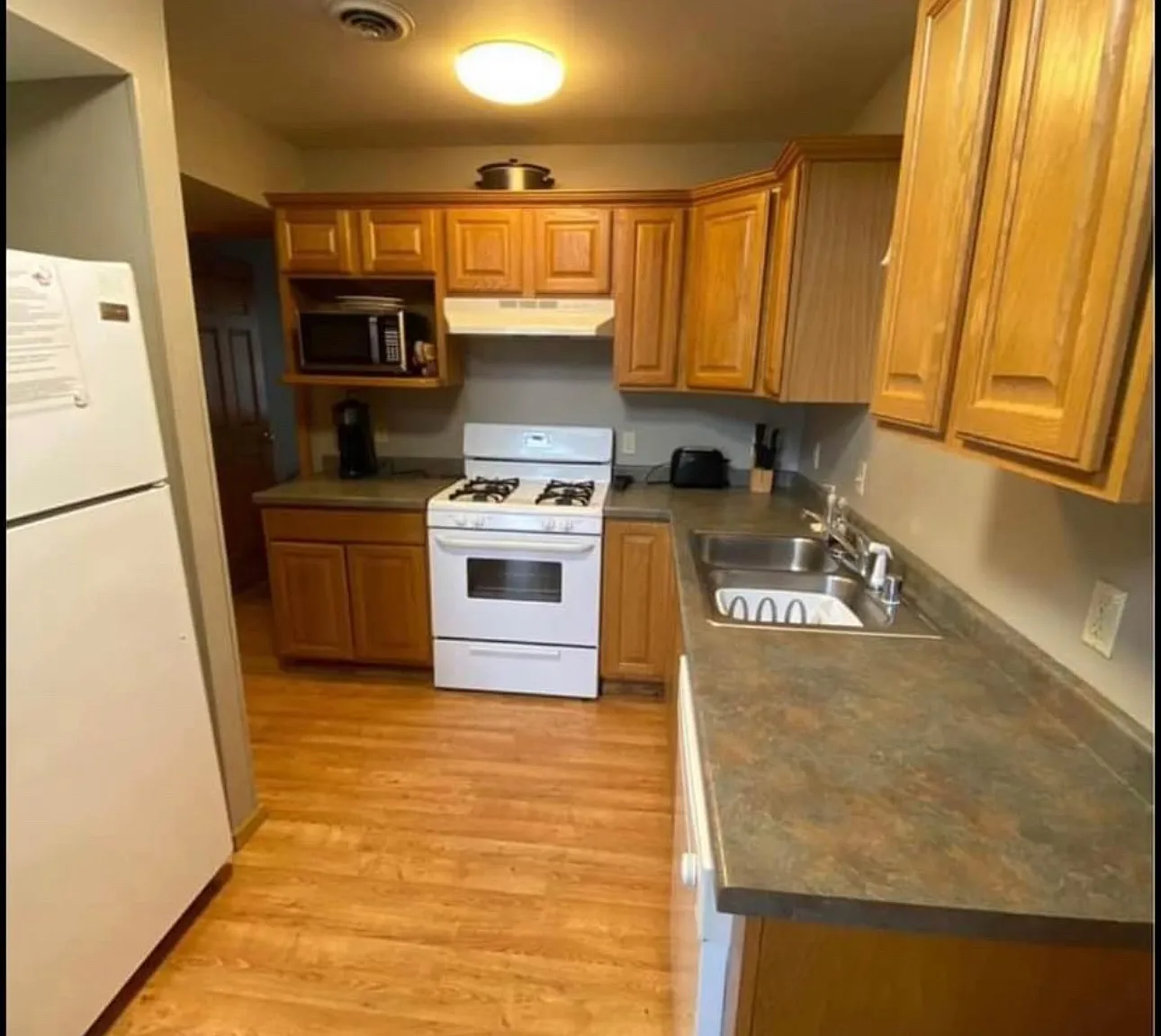 2 bed, 900 sqft, $1,350 — Photo 2