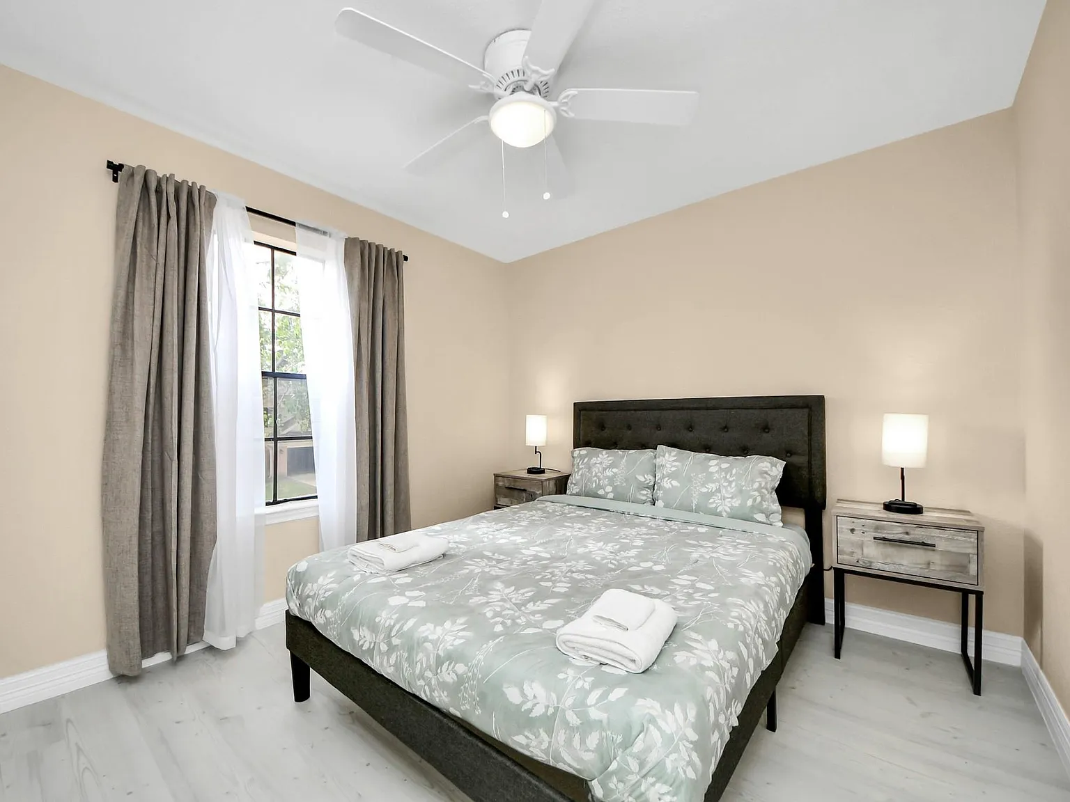 4 bed, 2.5 bath, 2180 sqft, $4,000 — Photo 2