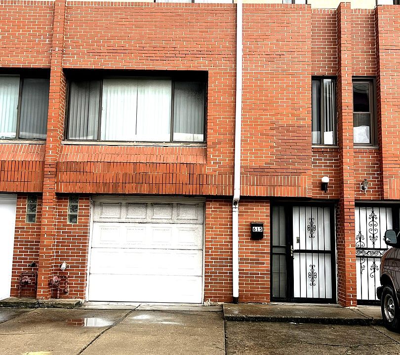 1st image of 615 W 25th Pl