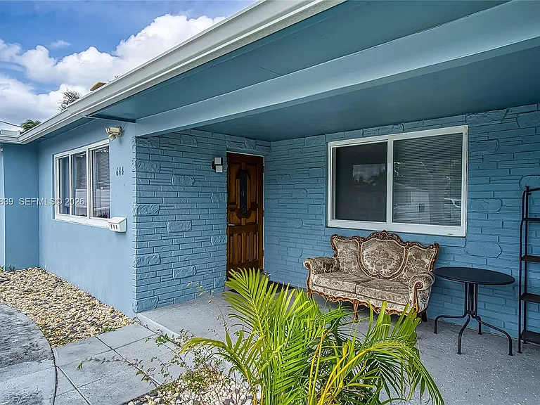 644 SW 7th Ct — Photo 4