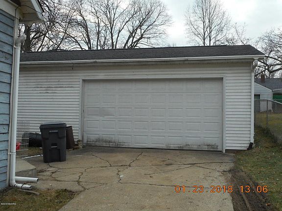 3rd image of 1016 E Alcott St