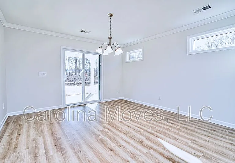 400 Chinchilla Dr — Photo 8