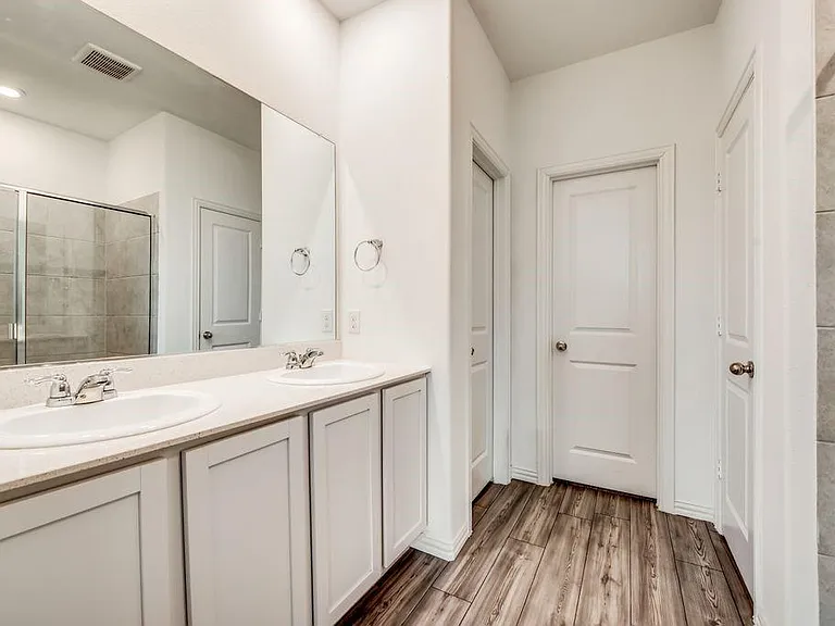 5836 Priory Dr — Photo 17