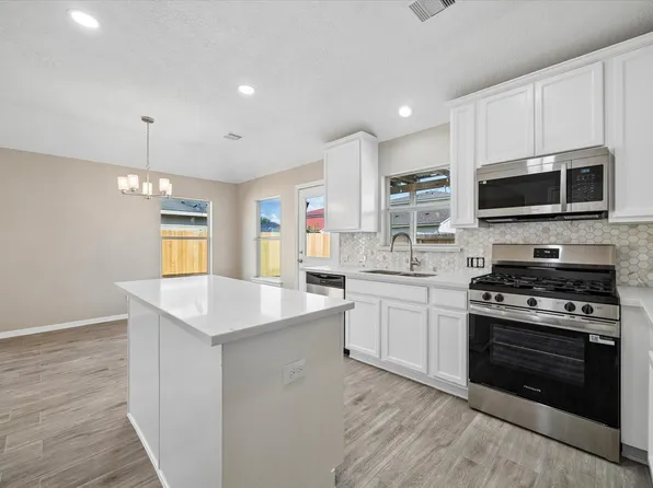 1523 Blossom Ln, Baytown, TX 77521