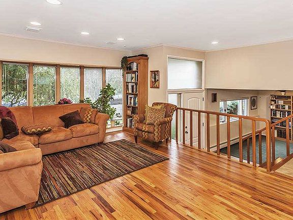 4th image of 50 Phipps Ln