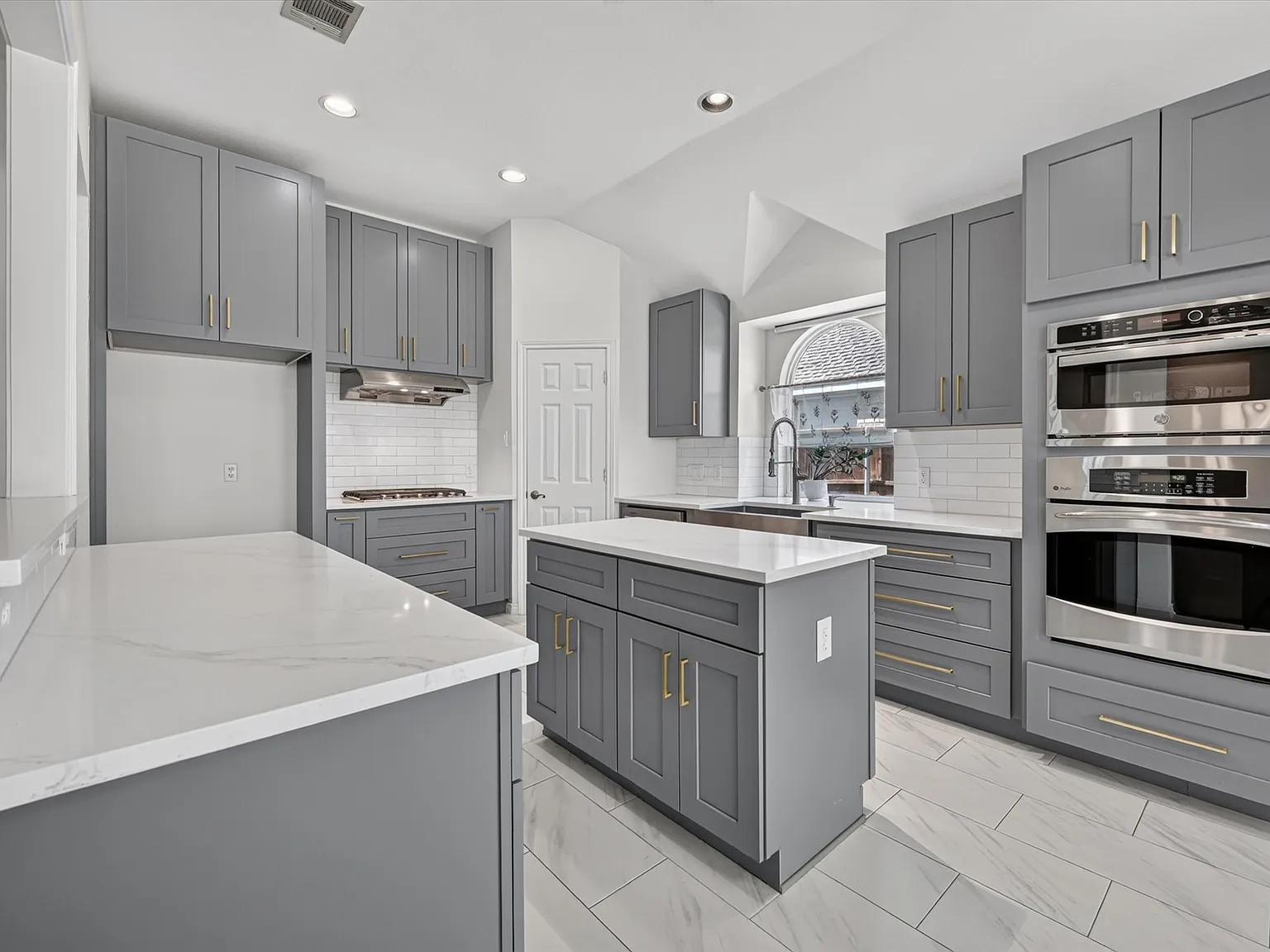 4 bed, 2222 sqft, $3,200 — Photo 2