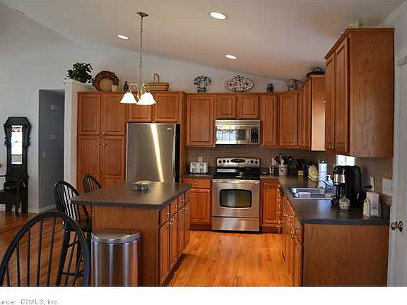 5th image of 80 Hillcrest Dr