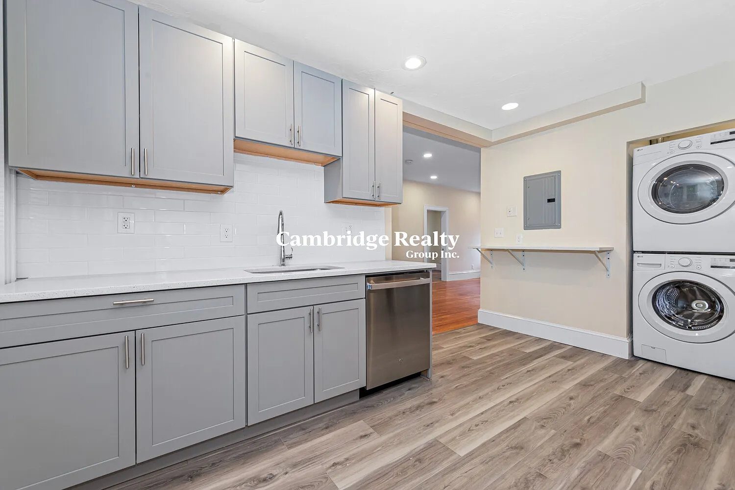 3 bed, 1.0 bath, 920 sqft, $2,995 — Photo 3