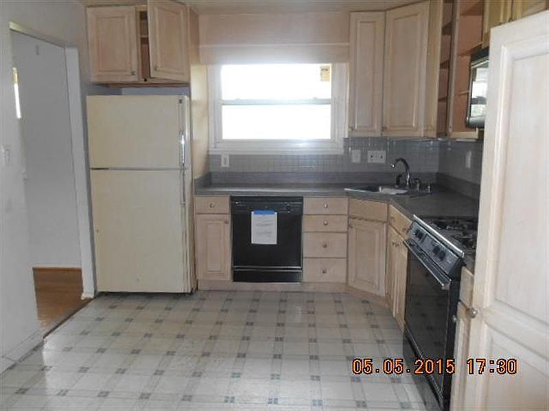 2nd image of 3905 Zurich Rd