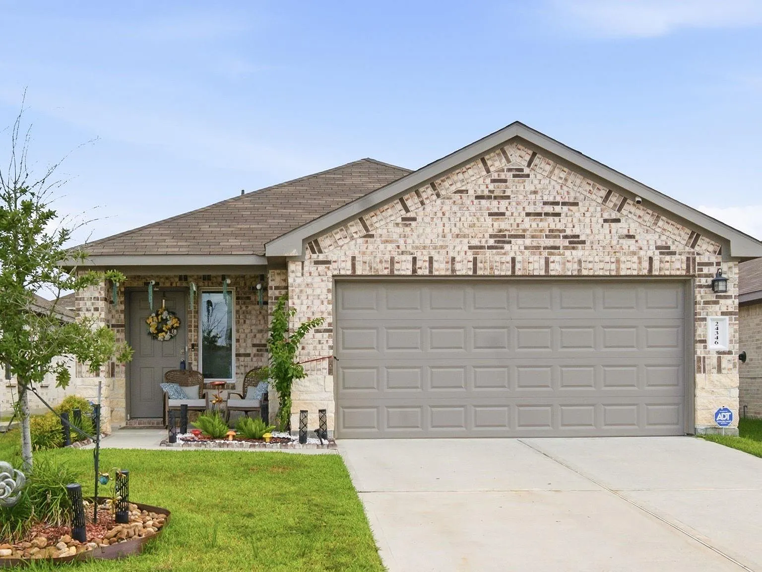 3 bed, 2.0 bath, 1431 sqft, $2,100 — Photo 1
