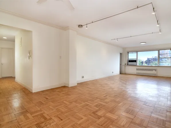 750 Kappock Street image 4 of 27