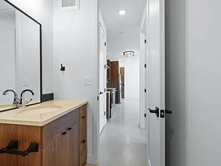 Laurel Apartments — Photo 8