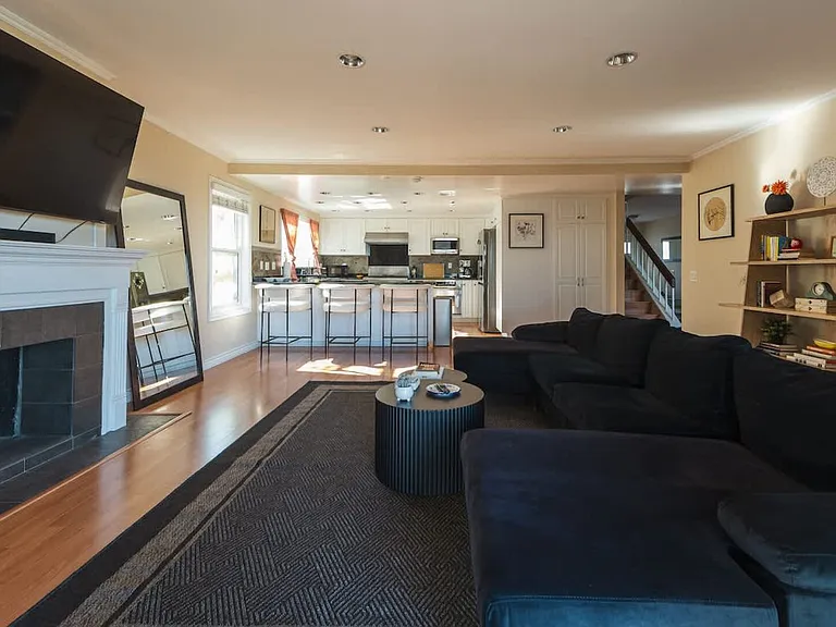 Crest Vista Dr — Photo 16