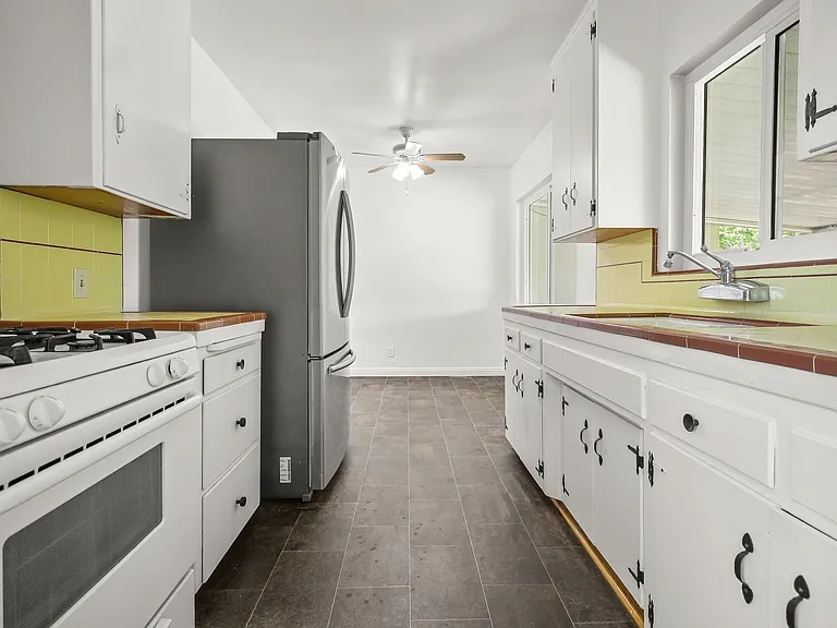 1073 Palm Ave — Photo 4