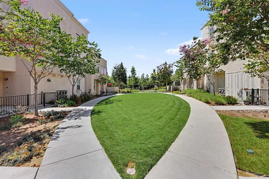 4 bed, 3.5 bath, 1831 sqft, $4,000 — Photo 2