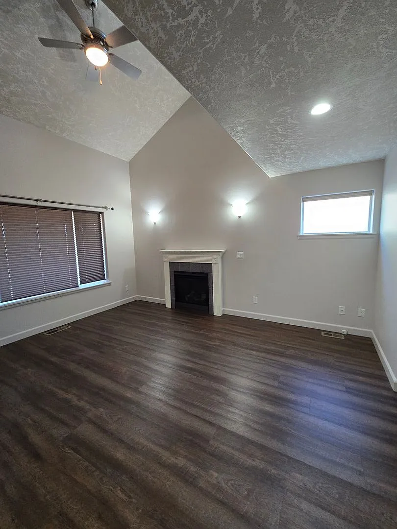 Cat Pet Friendly 3 Bed / 2.5 Bath Home Near I-5 in Albany, OR — Photo 4