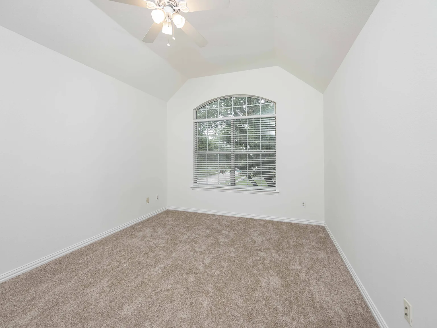4 bed, 4.5 bath, 3241 sqft, $3,300 — Photo 3