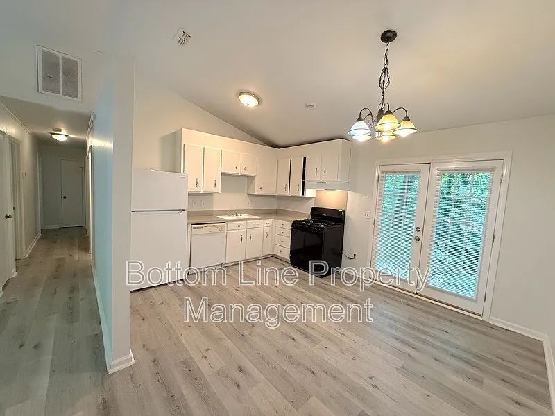 3 bed, 2.0 bath, 985 sqft, $1,775 — Photo 3