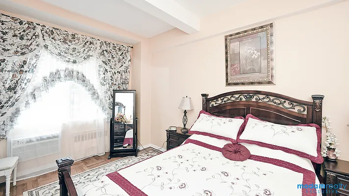 Sold by Moda Realty | media 6
