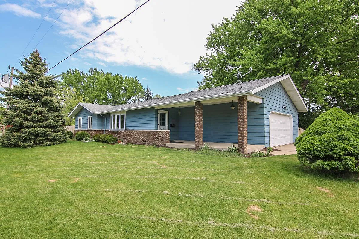 98 Richard St photo 1