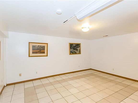 5th image of 825 NE 46th Ter