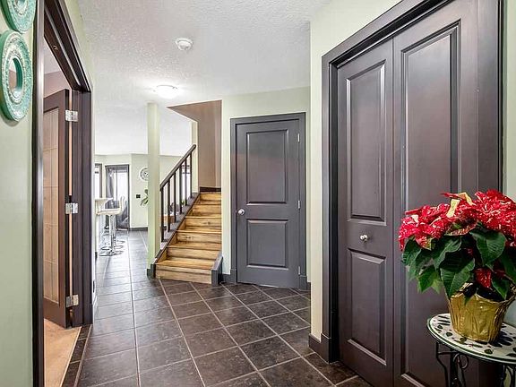 5th image of 6 Westmount Cir