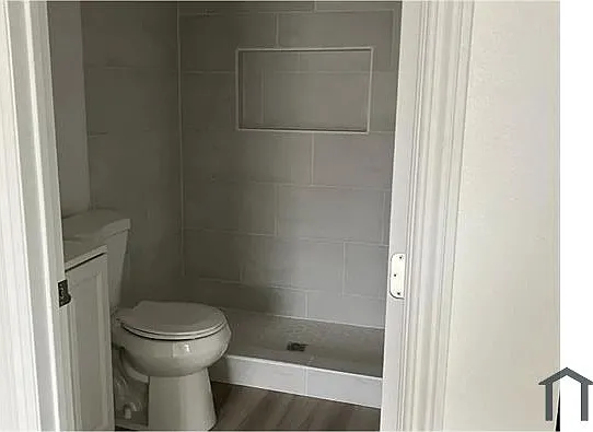 221 School Ave — Photo 6