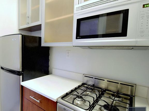 4th image of 10 W 74th St APT 1H