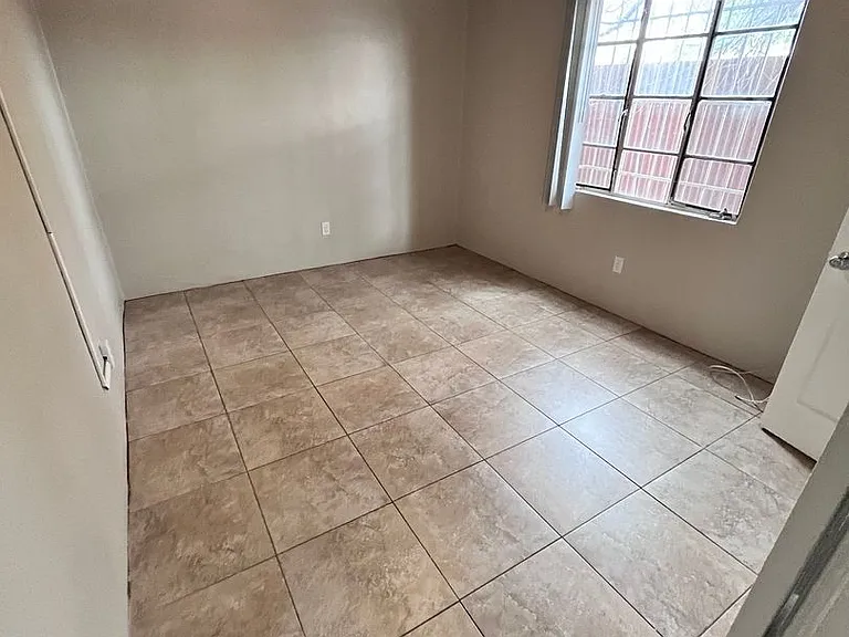 2620 N Stone Ave — Photo 12