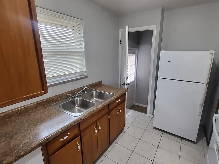 1450 N Campbell Ave — Photo 6