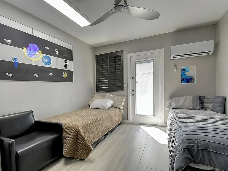 121 W Balboa Dr — Photo 33