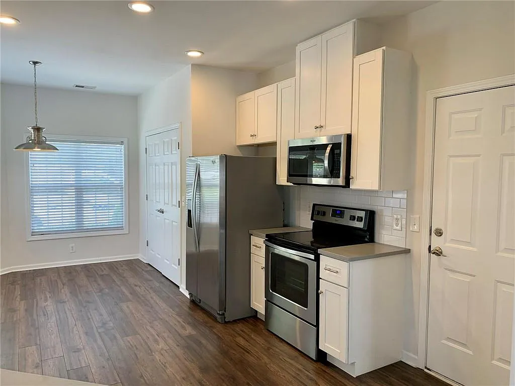 3 bed, 2.5 bath, 1688 sqft, $2,350 — Photo 4