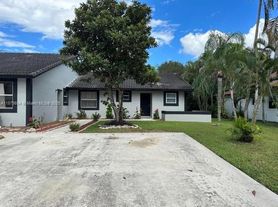 1394 Riverside Cir, Wellington, FL