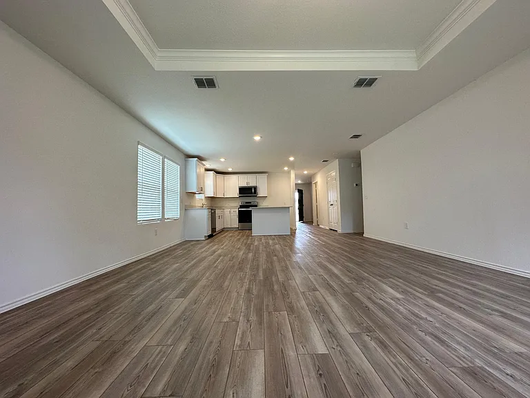 2533 Creekbend Dr — Photo 3