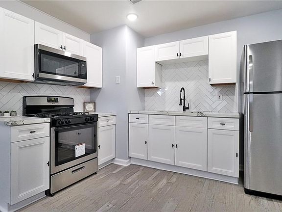 4th image of 136 Helen Dr